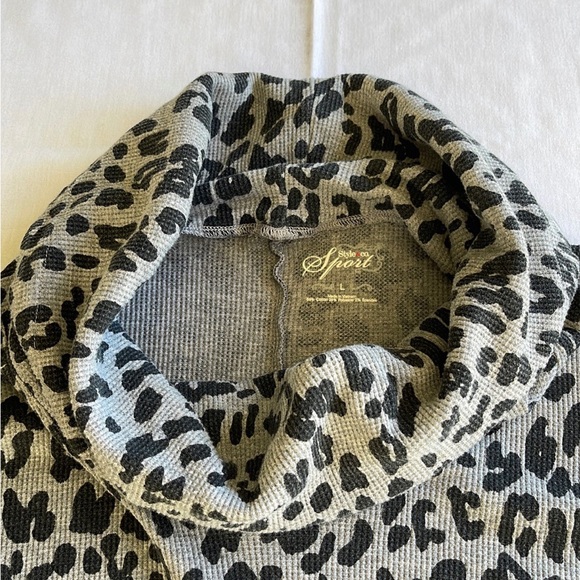 Style & Co Sport 3/4 length sleeve pullover with cowl neckline. Size large - Picture 4 of 5